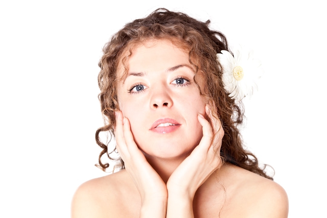 Топ-5 помилок у догляді за шкірою обличчя та як їх уникнути